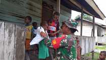 Prajurit TNI Bagikan Pakaian Layak Pakai kepada Warga Pedalaman Papua