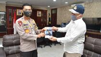Sekda Aceh Serahkan Buku Panduan Covid-19 ke Kapolda Aceh