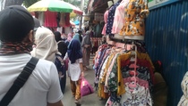 Pedagang Nekat Berjualan di Trotoar Pasar Tanah Abang