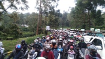 Jalur Cianjur Puncak Macet Parah, Banyak Warga Tidak Bermasker