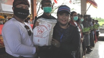 Bupati Tabanan Beri Bantuan kepada Pekerja yang Terkena PHK