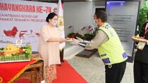 Hari Bhayangkara: Ketua DPR Puan Maharani Beri Tumpeng ke Anggota Polantas