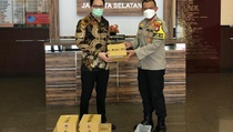 HUT Bhayangkara, Kosgoro 1957 DKI Jakarta Beri Bantuan Alat Kesehatan