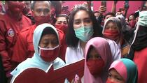 Rieke Diah Pitaloka Resmikan Bedah Rumah Nenek Nemah