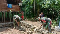 Desa Binaan Jadi TMMD, Babinsa Yapen Barat Lakukan Tugas Multi Fungsi