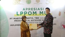 Martina Berto Raih Penghargaan LPPOM MUI