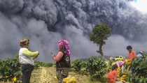 Guguran Abu Gunung Sinabung Terlihat dengan Jarak Luncuran 1.000 Meter