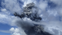 Gunung Sinabung Luncurkan Awan Panas Sejauh 1 Km