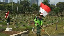 Sambut HUT RI, Petugas TPU Karet Bivak Gendong Merah Putih Sambil Kerja