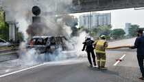 Mobil Hangus Terbakar di Tol Cawang, Pengemudi Selamat