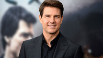 Teman Rahasia Ratu Elizabeth, Tom Cruise Diizinkan Mendaratkan Helikopternya