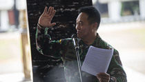 Jenderal Andika Besuk Dua Prajurit Penjaga Perbatasan yang Terluka Tembak