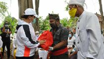 Serahkan Bantuan untuk Korban Longsor, Bupati Tabanan Serukan Warga Jaga Kesehatan
