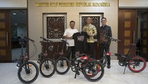 Daniel Mananta Memberikan Sepeda Lipat untuk Presiden