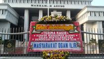 Permohonan Paslon Ilyas Panji-Endang Dikabulkan, Karangan Bunga Apresiasi Terlihat di Gedung MA