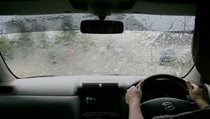 Tips Berkendara Mobil Saat Hujan