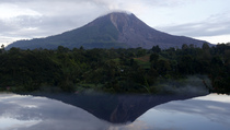 Gunung Sinabung Erupsi Luncurkan Awan Panas Guguran Sejauh 1,7 Km