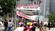 Aparat Gabungan di Solo Turunkan Spanduk Bergambar Rizieq Syihab