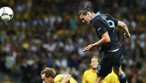 Pendukung Tampak Hendak Masuk Lapangan, FA Didenda UEFA