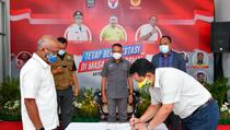 Kempora Serahkan Bantuan 14.442 Paket APD kepada KONI NTB