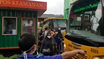 Bus Sekolah DKI Evakuasi 45 Pemudik Positif Covid-19 ke Wisma Atlet