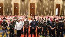 DrW Serahkan Santunan Wakaf Tanah untuk Dua Pesantren