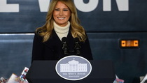 Usai Korespondensi, Istri Trump Jalin Komunikasi dengan Putin