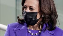 Kamala Harris Tergelak Saat Lantik Senator, ini Sebabnya