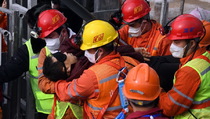 Setelah 14 Tertimbun, 11 Penambang Tiongkok Diselamatkan
