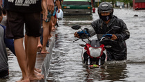 Awal Tahun 2023, Jalan Utama Pondok Ungu Permai Bekasi Terendam Banjir