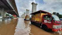 Genangan Air Rendam Km 19 Tol Jakarta-Cikampek, Contra Flow Diberlakukan