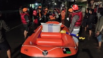 Bantu Korban Banjir di Jabodetabek, RNI Serahkan Perahu Karet dan Logistik