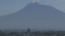 Gunung Merapi Luncurkan Guguran Awan Panas Sejauh 2 km