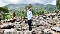 Tinjau Lokasi Bencana di NTT, Jokowi Sampaikan Belasungkawa kepada Para Korban