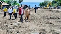 Temui Pengungsi Korban Bencana NTT, Presiden Jokowi Pastikan Kebutuhan Tercukupi