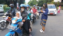 Hari Kartini, Tangcity Gandeng Komunitas Zumba Bagikan Takjil Pakai Kebaya