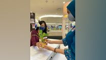 Peringati Hari Bumi, Aeon Mall BSD City Bagi-bagi Tanaman Hias