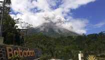 Merapi Luncurkan Tiga Awan Panas Guguran 3 Km ke Tenggara
