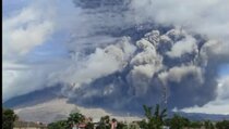 Gunung Sinabung Semburkan Abu Vulkanik Setinggi 3.500 Meter