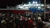 Penumpang Berdesakan Beli Tiket Kapal Malam Kendari-Raha untuk Pulang Kampung