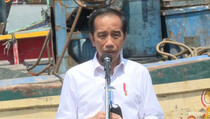 Jelang Lebaran, Jokowi Tinjau Situasi Ibu Kota Sekaligus Bagi Sembako di Cideng