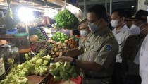 Tinjau Pasar Mayestik, Gubernur DKI Beli Sejumlah Bahan Pangan