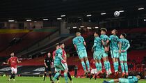 Tumbangkan MU di Old Trafford, Liverpool Jaga Peluang ke 4 Besar