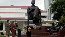 Seniman Ini Ungkap Pengalaman Buat Patung Bung Karno di Lemhannas
