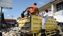 Bersihkan Sampah di Subang, Dedi Mulyadi Kerahkan 10 Truk