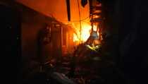 Puluhan Kios Terbakar di Pasar Taman Kota Jakbar
