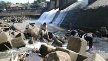 57 Karung Sampah Diangkat dari Sungai Ciliwung