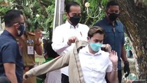 Tinjau Vaksinasi di Kendari, Jokowi Berikan Jaketnya ke Warga