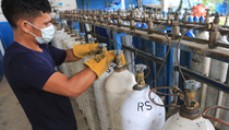 Luhut Minta Oksigen Industri Dikonversi untuk Medis