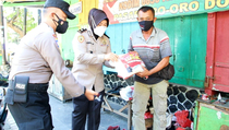 Polresta Malang Kota Bagikan Sembako untuk Warga Terdampak Covid-19